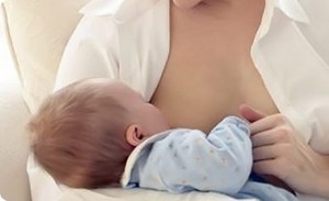 женщина кормит ребенка