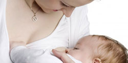 Женщина кормит грудью