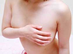 девушка прикрылось рукой