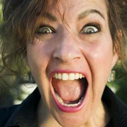 женщина кричит