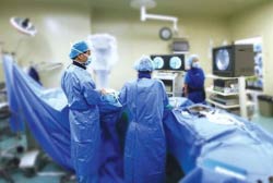 хирурги на операции