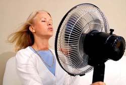 женщина с вентилятором
