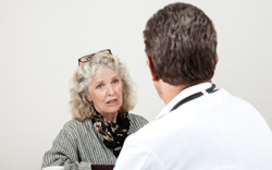 пожилая женщина и доктор