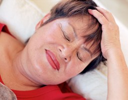 женщина с головной болью