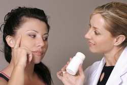 девушка, лекарства и медик