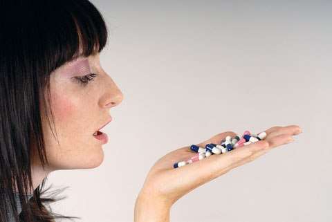 таблетки в руках