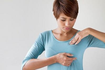 девушка трогает молочную железу