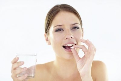 девушка принимает лекарство