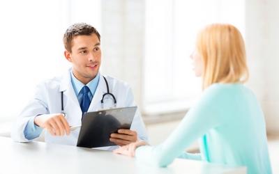 Молодая женщина на приеме у доктора