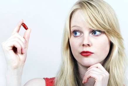 девушка смотрит на капсулу