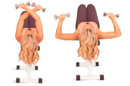 девушка выполняет физическую зарядку