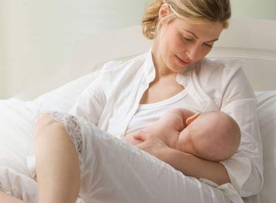 девушка держит грудничка