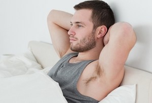 мужчина лежит на кровати