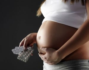 беременная принимает таблетки