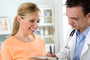 врач консультирует женщину