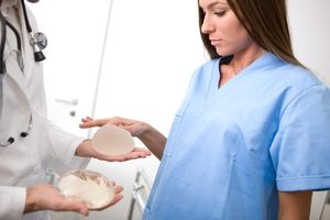 девушка рассматривает импланты