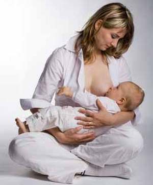 девушка кормит грудью ребенка