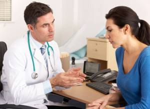 девушка консультируется с врачом