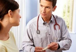 врач рекомендует женщине таблетки