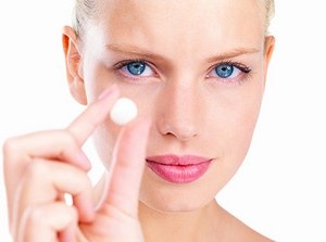 девушка держит таблетку