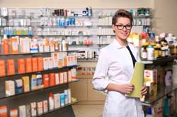 фармацевт в аптеке