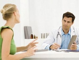 женщина на консультации у специалиста