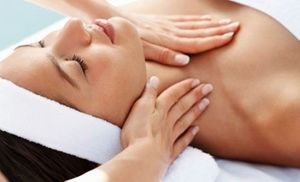 поглаживание кожи девушки