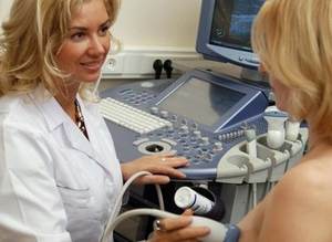 женщина на консультации у специалиста