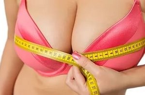 девушка определяет объем