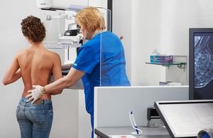 девушка на обследовании молочных желез