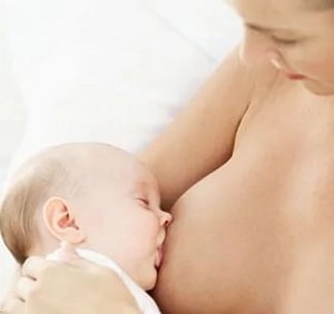 женщина кормит грудью ребенка