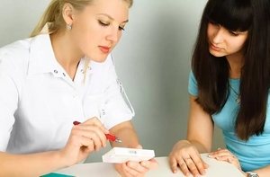 врач рекомендует девушке лекарство