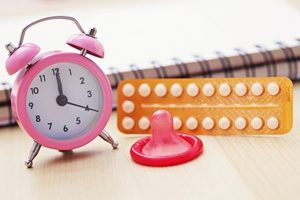 будильник и таблетки