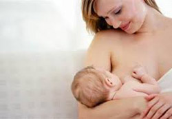 мама кормит ребенка грудью