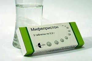 стакан воды и лекарственный препарат