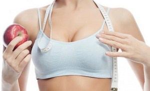 яблоко в руках девушки