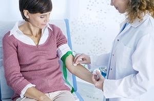 девушка сдает анализ