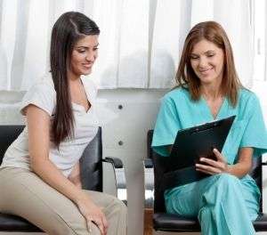 девушка консультируется с врачом