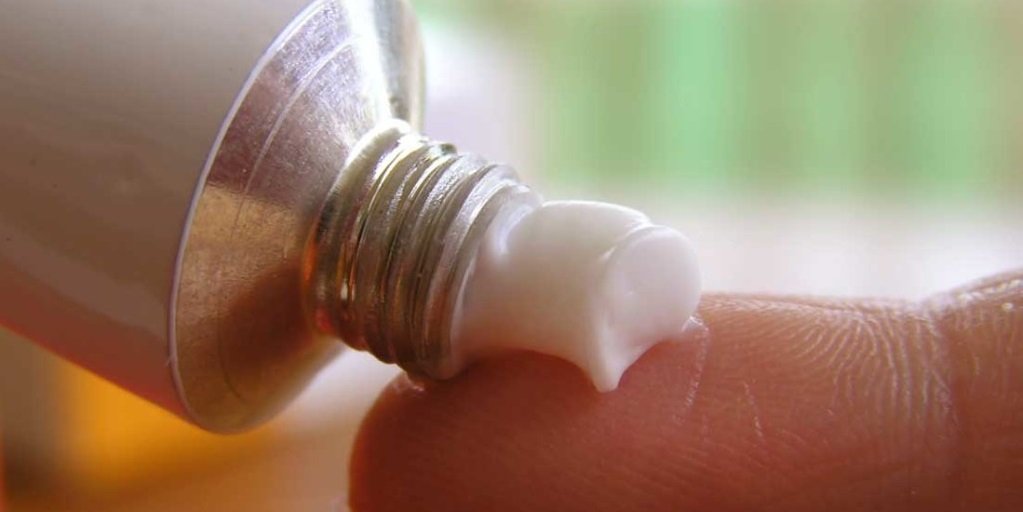 Акцент в терапии делается на наружной обработке кожи антигрибковыми мазями