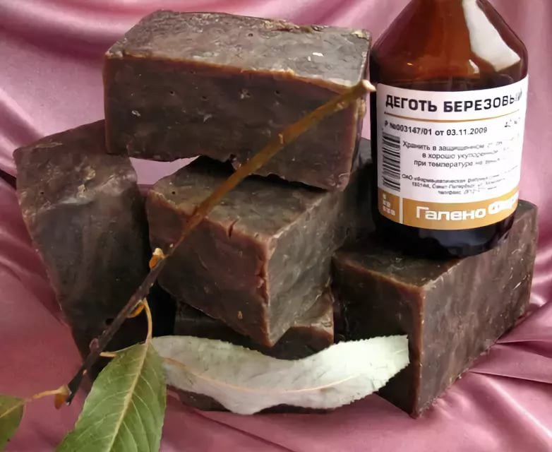 Березовый деготь является одним из популярных средтсв народной медицины при псориазе