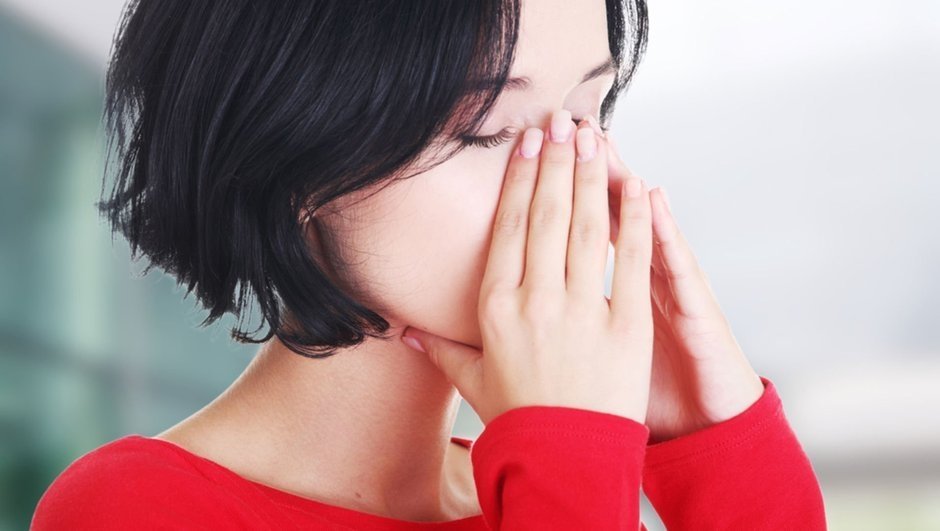 Боль в переносице - один из характерных признаков фронтита