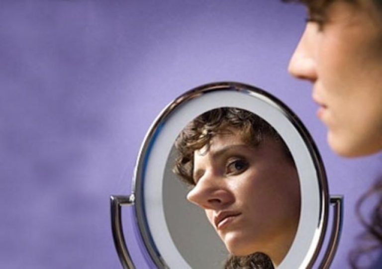 Больной дисморфофобией неадекватно оценивает свою внешность