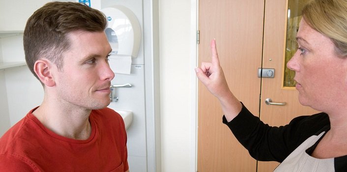 Диагностика включает исследование зрительного поля офтальмологом