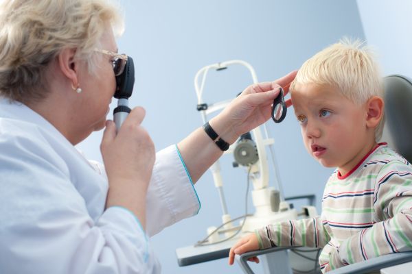 Комплексная диагностика подразумевает проверку зрения с помощью линз