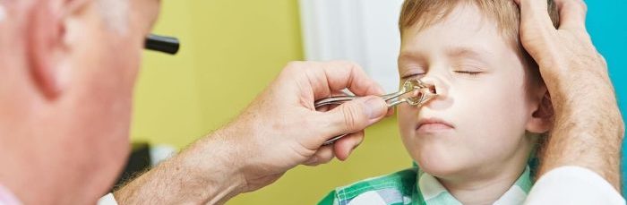 Отоларинголог проводит комплексный осмотр и назначает УЗИ для точной постановки диагноза