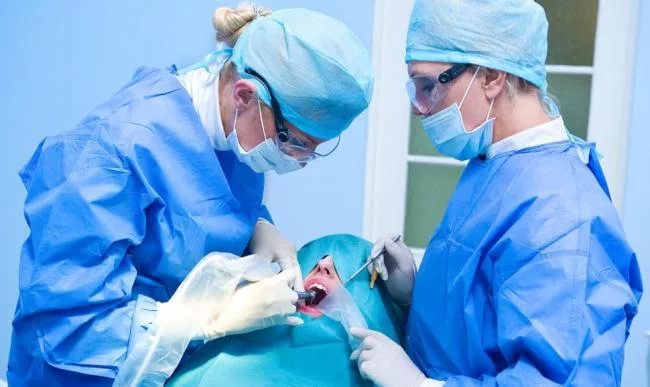 При патологическом увеличении языка в размерах не исключено его хирургическое иссечение