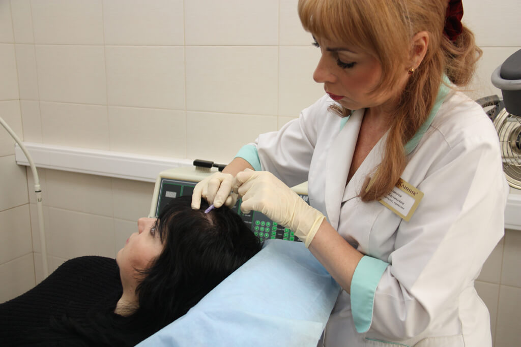 При поражении волосистой части головы требуется помощь трихолога