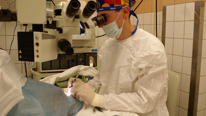 При врожденной куринной слепоте требуется хирургическое лечение