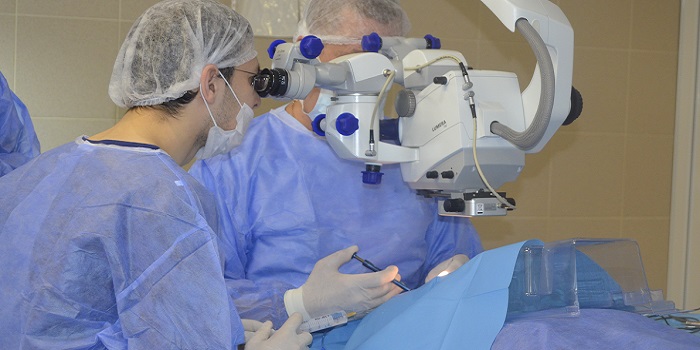 Приобретенное косоглазие сложно вылечить традиционными способами, наибольшую эффективность демонстрирует хирургическая коррекция