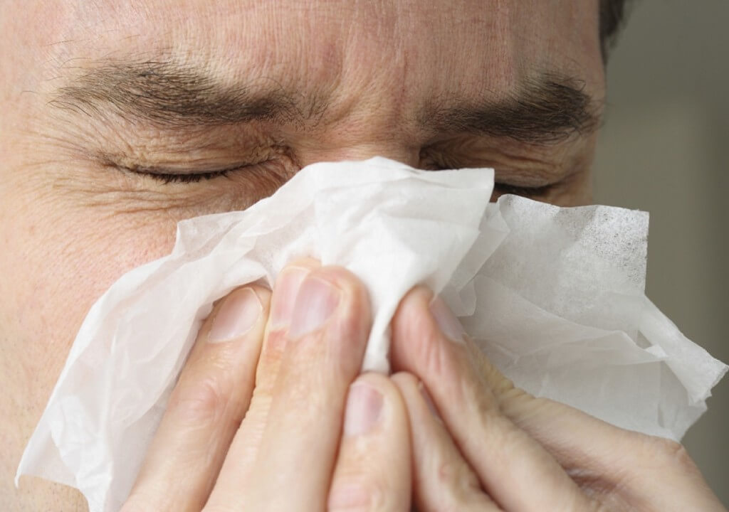 Симптомы синусита можно принять за проявления банального насморка или простуды